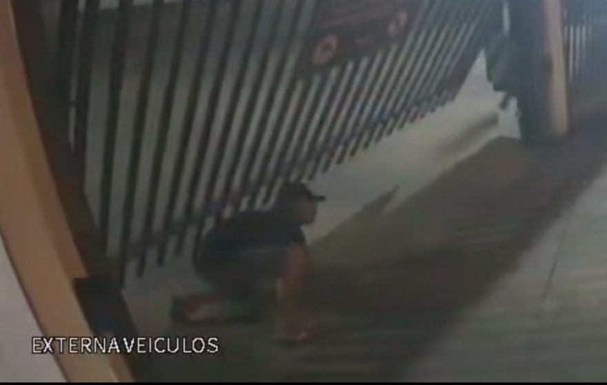 Vídeo mostra ladrão arrombando portão e furtando bicicleta no Bairro Neva