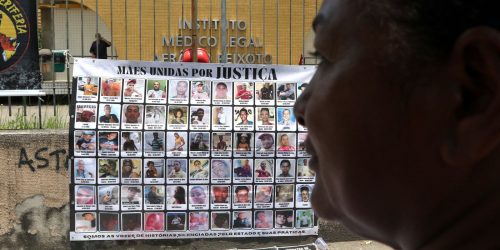 Imagem referente a Familiares de vítimas de violência protestam contra IML do Rio