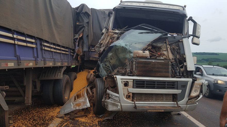 Forte colisão entre carretas é registrada na rodovia BR-163, em Sede Alvorada