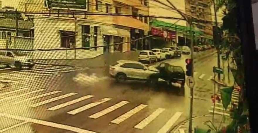 Câmera registra forte colisão entre Meriva e Honda HRV