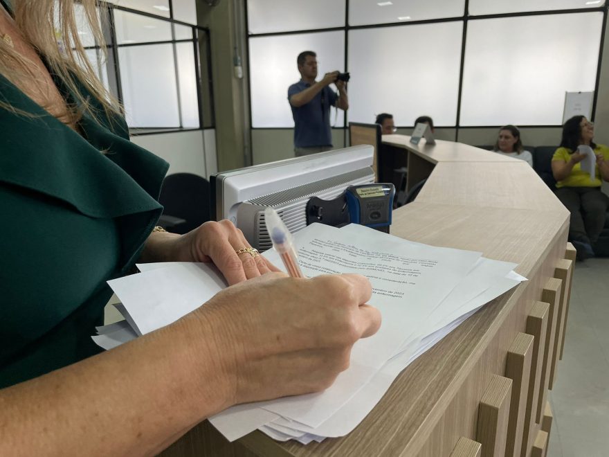 Servidores da enfermagem protocolam no gabinete do prefeito documento para negociar valorização salarial
