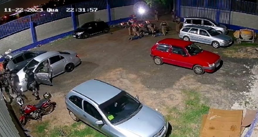 Câmeras flagram policiais resgatando reféns após troca de tiros com assaltantes em Foz