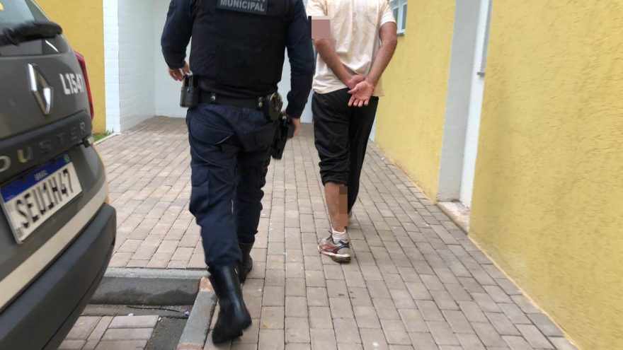 Homem que teria furtado bolsa na rodoviária é detido pela GM