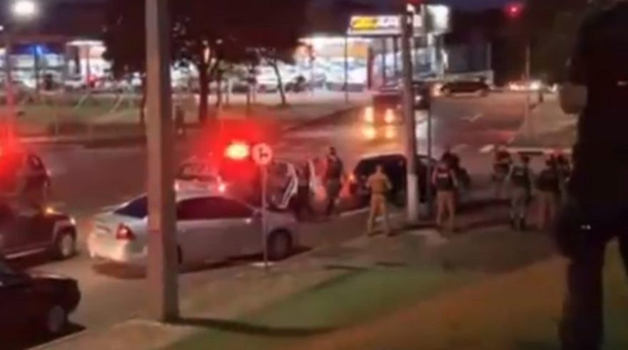 Mulher é perseguida por carro e PM consegue abordar suspeito na Av. Brasil
