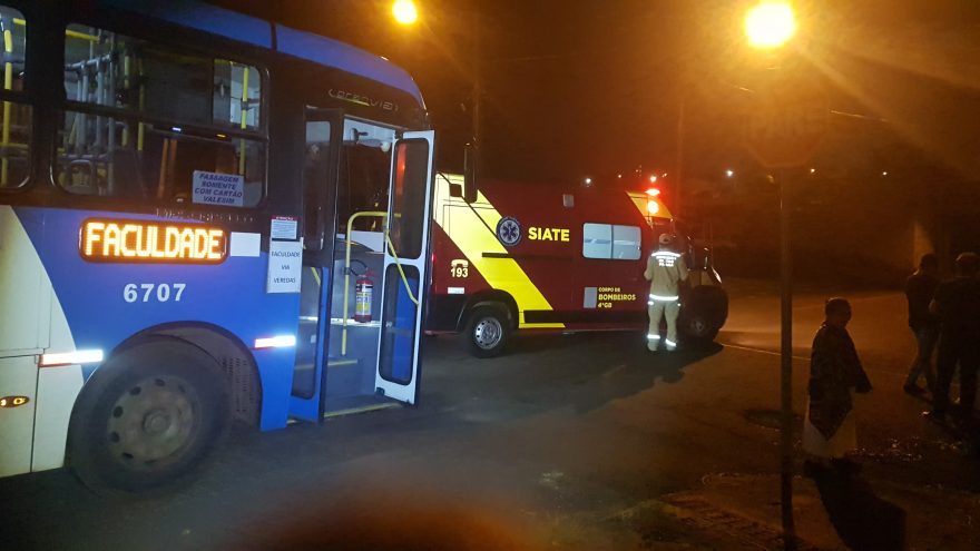 Mulher fica ferida em acidente entre ônibus e carro no Nova Cidade