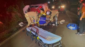 Vítima fica em estado grave ao capotar Fiat Uno na BR-467