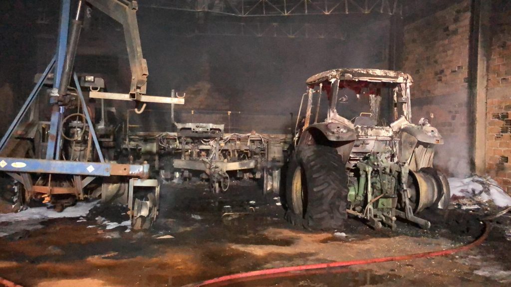 Incêndio destrói casa e máquinas agrícolas em linha rural; suspeita é de ato criminoso