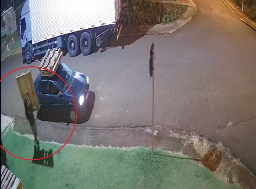 Imagens mostram suspeito de furto de pallets em residência no Santa Felicidade
