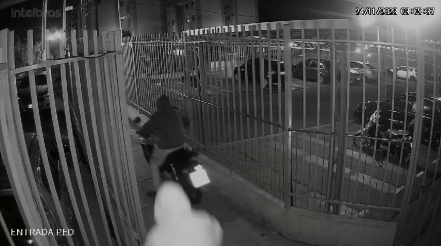 Câmeras flagram ladrões furtando Honda Titan de placa BEU-3H30