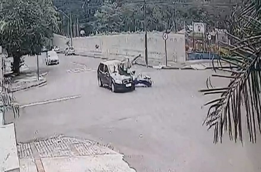 Câmeras registram colisão entre Palio e Honda CG no Bairro Parque São Paulo