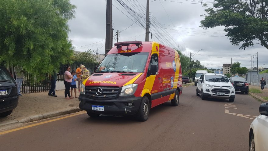 Jovem fica ferido após colisão entre carro e moto no Bairro Santa Cruz