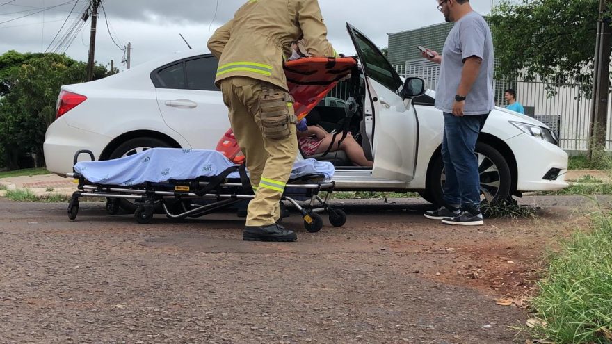 Passageira fica ferida em batida entre dois carros no Periolo