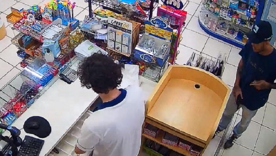 Bandidos armados assaltam farmácia no Bairro Santo Onofre