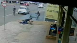 Câmera flagra briga por cachaça que terminou com morador de rua esfaqueado