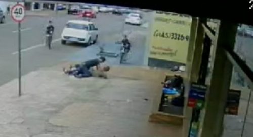 Câmera flagra briga por cachaça que terminou com morador de rua esfaqueado