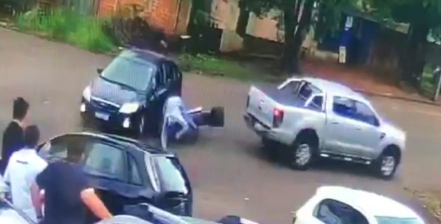 Câmera flagra acidente que deixou motociclista ferido na rua Souza Naves