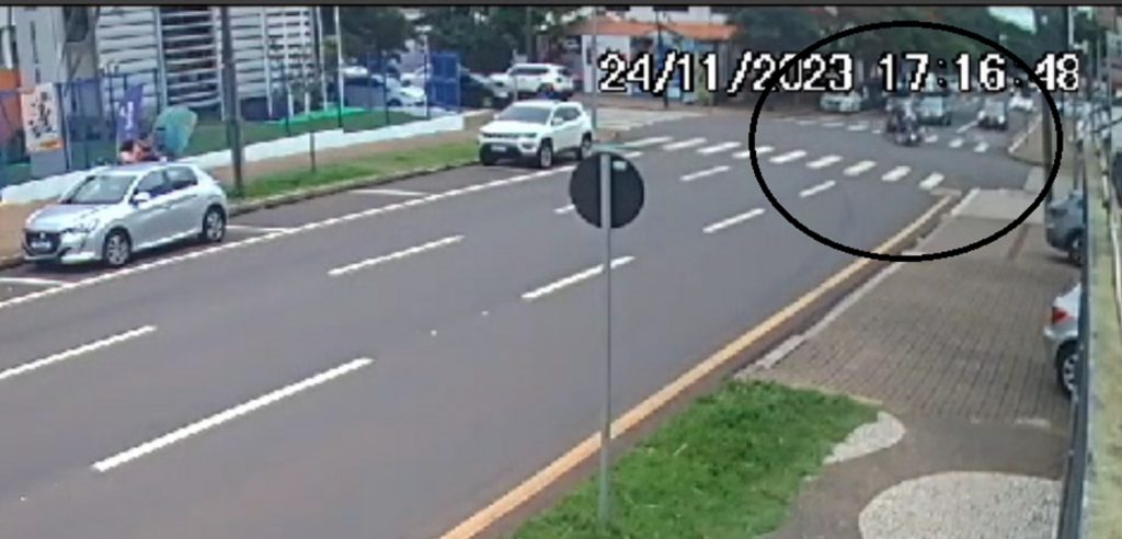 Câmera flagra acidente entre motos na Rua Recife