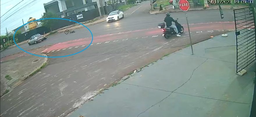 Câmera flagra ciclista sendo atingido por carro na Av. Tito Muffato