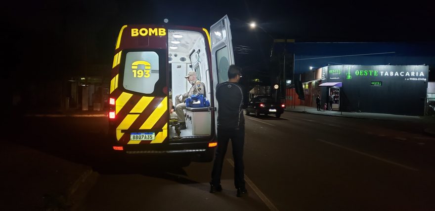 Adolescente fica ferido ao ser atingido por carro na Avenida Tito Muffato