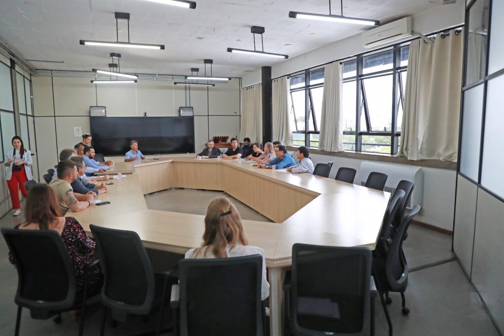 Representantes da enfermagem se reúnem com prefeito Paranhos; nova reunião foi marcada