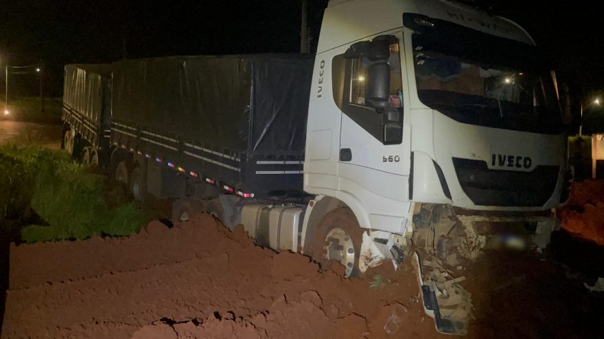 Carreta perde o freio e sai da pista na PR-486 em Cascavel