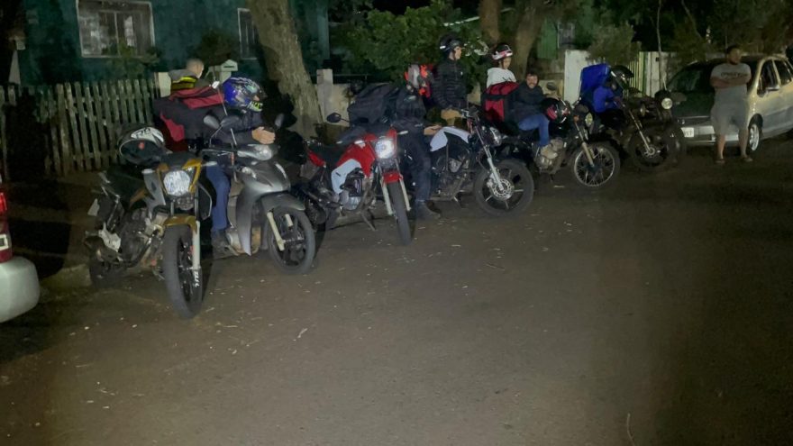 Entregadores fazem buzinaço na frente de casa de cliente “caloteiro”