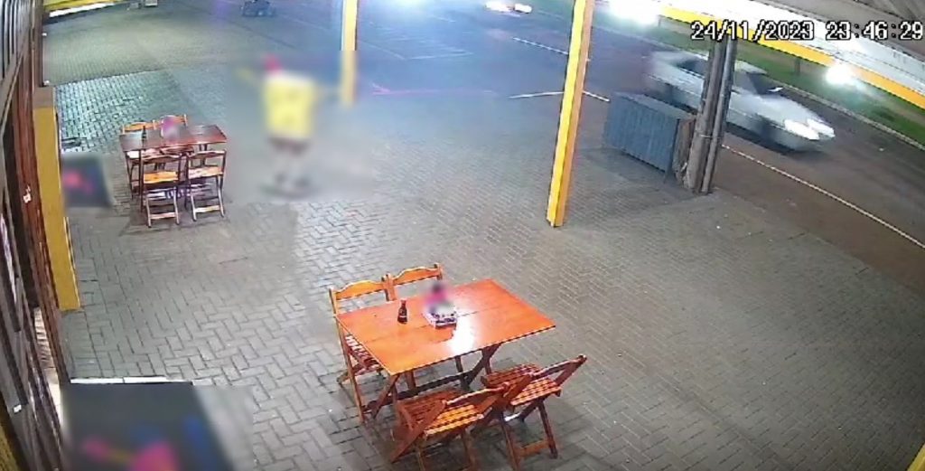 Câmeras de segurança flagram veículos em alta velocidade antes de grave colisão na Avenida Brasil