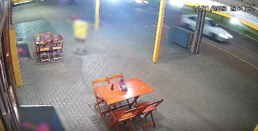 Câmeras de segurança flagram veículos em alta velocidade antes de grave colisão na Avenida Brasil