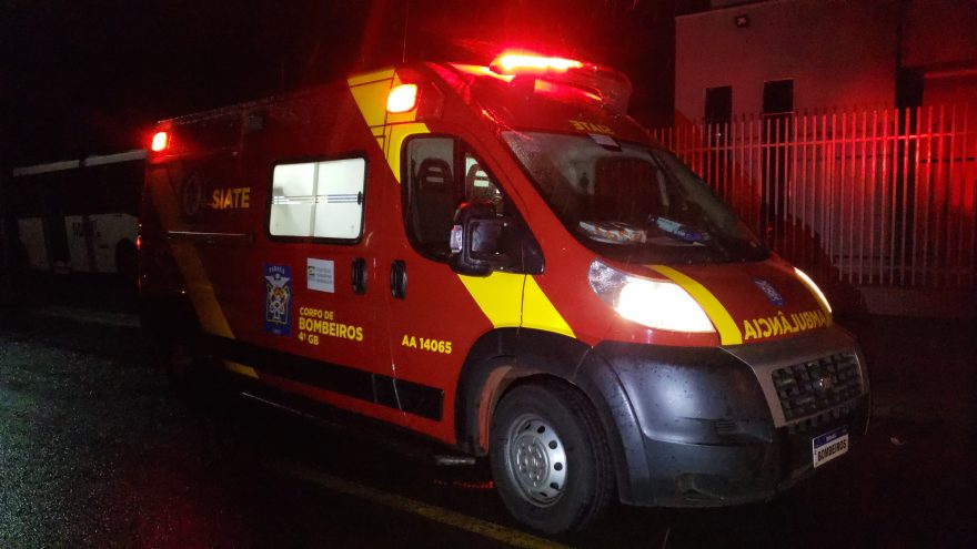 Motociclista sofre grave lesão após ser fechado por carro e sofrer queda no Conjunto Riviera