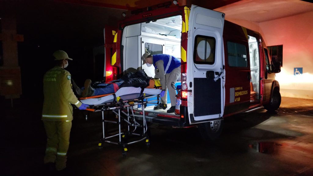 Motociclista fica ferido ao colidir em caminhão estacionado na marginal da BR-277