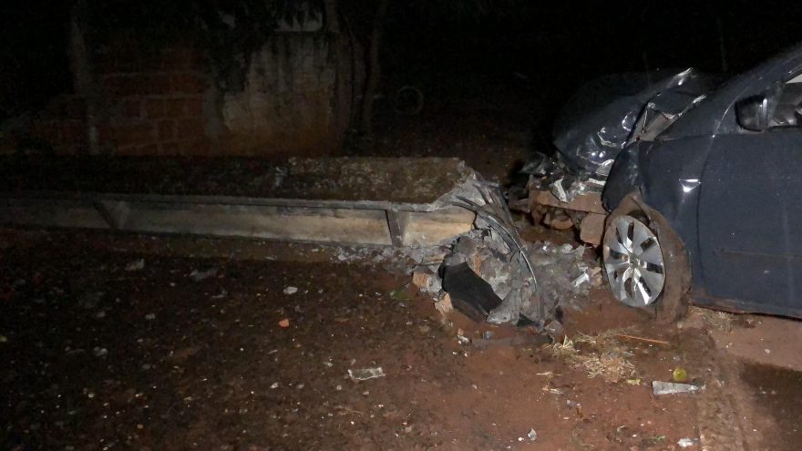 Gol derruba poste e deixa parte dos bairros Brasília, Floresta e Riviera sem energia elétrica