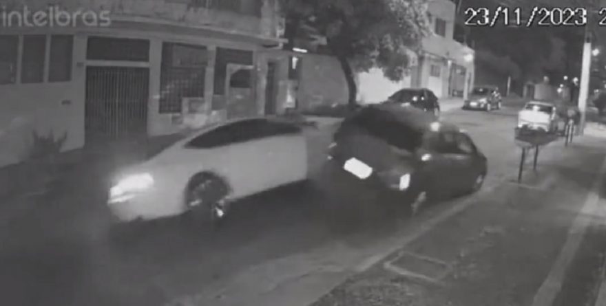 Carro de luxo “atropela” veículo estacionado e condutor foge