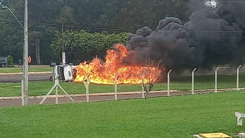 Imagem referente a Caminhão é consumido pelas chamas após acidente com caminhonete na BR-277 em Cascavel