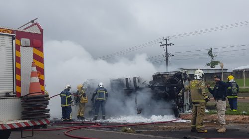 Imagem referente a Corpo de Bombeiros utilizou líquido gerador de espuma para combater incêndio na BR-277