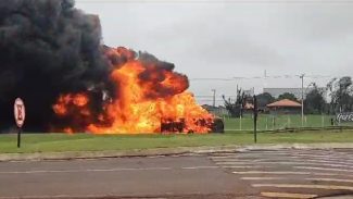 Imagens impressionantes mostram caminhão tomado pelas chamas após acidente na BR-277 em Cascavel