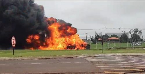 Imagem referente a Imagens impressionantes mostram caminhão tomado pelas chamas após acidente na BR-277 em Cascavel