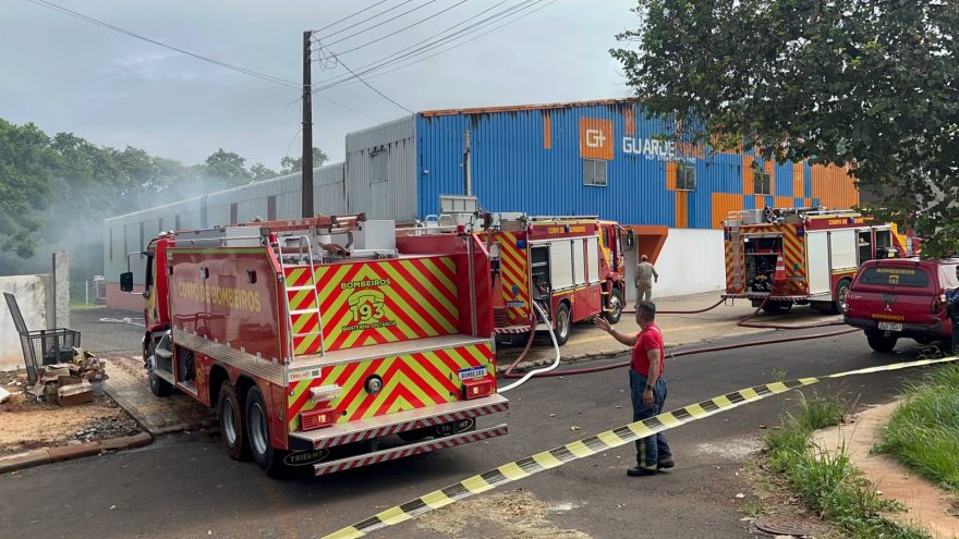 Bombeiros combatem grande incêndio em deposito em Foz do Iguaçu