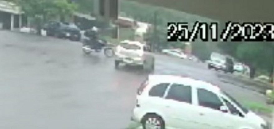 Câmera flagra acidente que deixou motocicleta partida em duas no Floresta