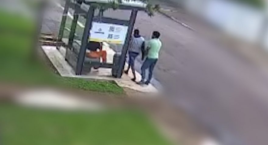 Mulher é assaltada em ponto de ônibus no Maria Luiza