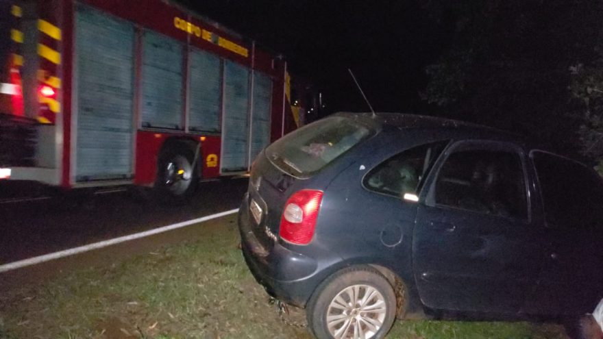 Saída de pista mobiliza Corpo de Bombeiros na PR-180