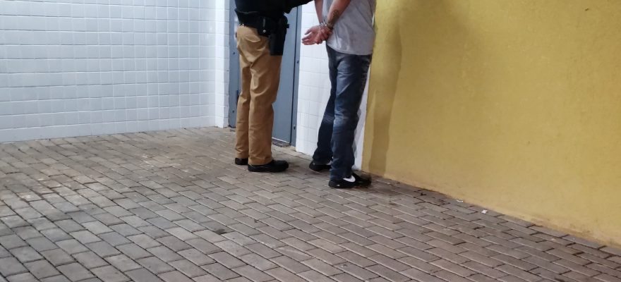 Jovem é detido ao tentar furtar carro da própria família no Santa Cruz