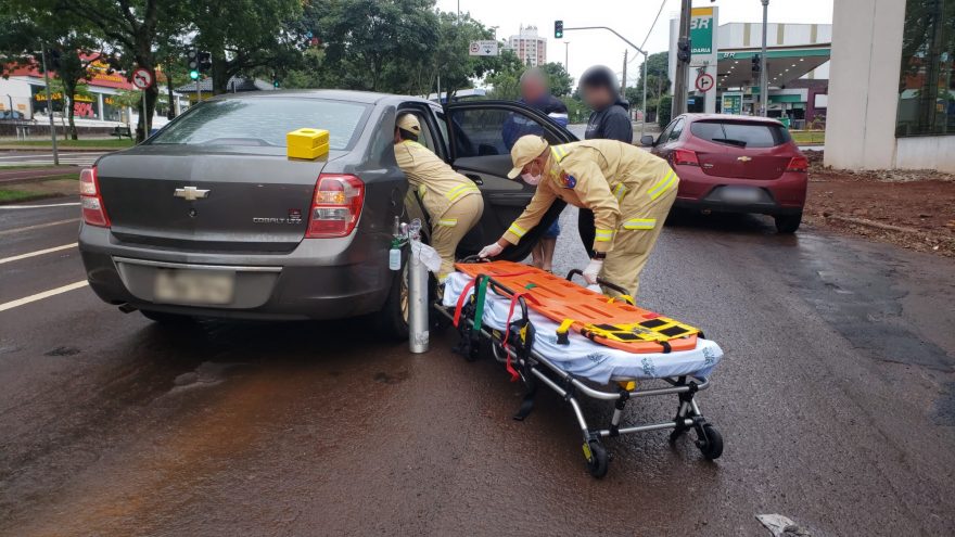 Mulher passa mal após acidente na Avenida Tancredo Neves e é socorrida pelo Siate