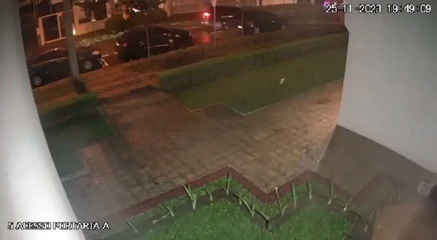 Câmera flagra momento em que vereadora atinge carro estacionado no Centro