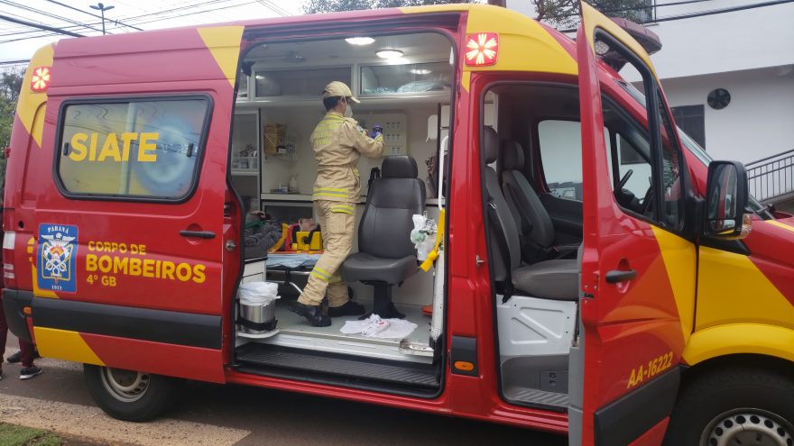Jovem fica ferido após colisão entre carro e moto na Rua JK, ao lado da Rodoviária