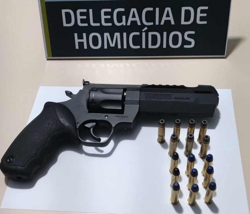 Delegacia de Homicídios prende homem no Riviera portando revólver 357