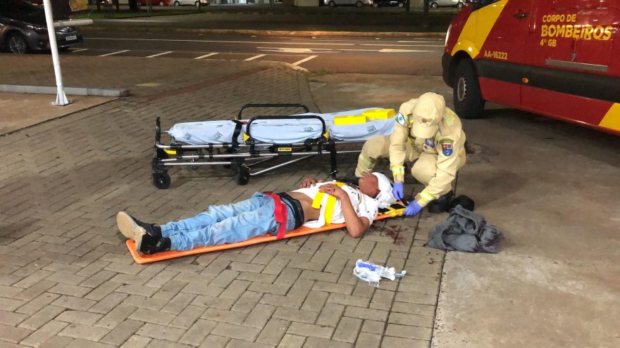 Com lesão na cabeça, homem pede ajuda em posto de combustíveis após ser agredido