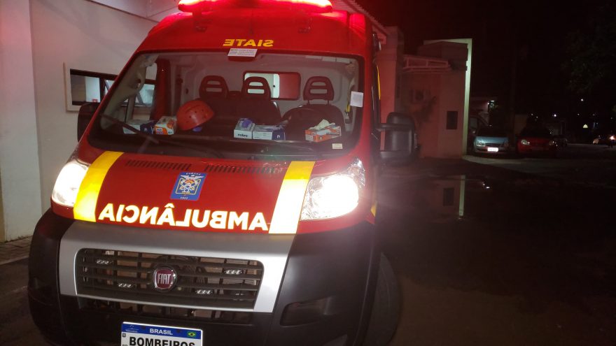 Jovem, de 22 anos, fica ferido após colisão entre carro e moto no Bairro Morumbi