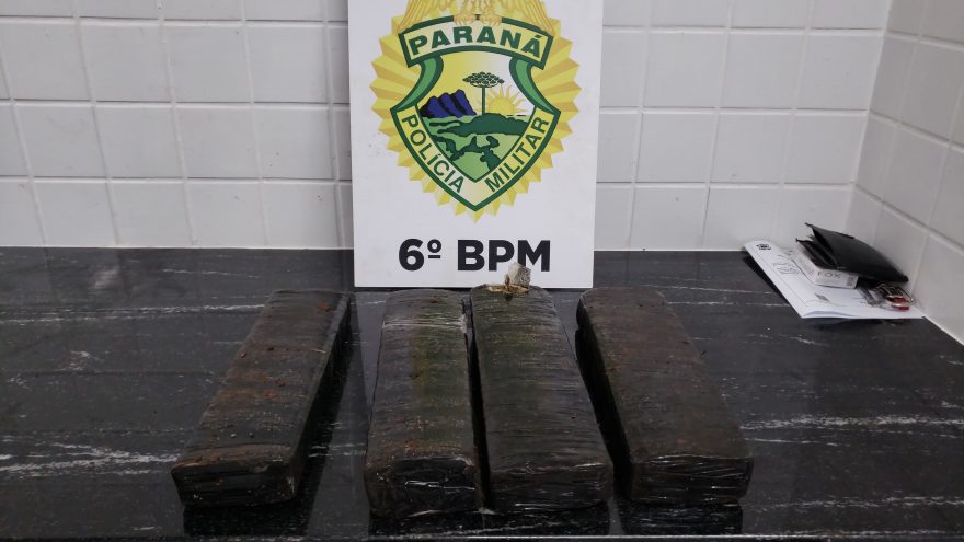 Após denúncia, Polícia Militar encontrar tabletes de maconha escondido em matagal