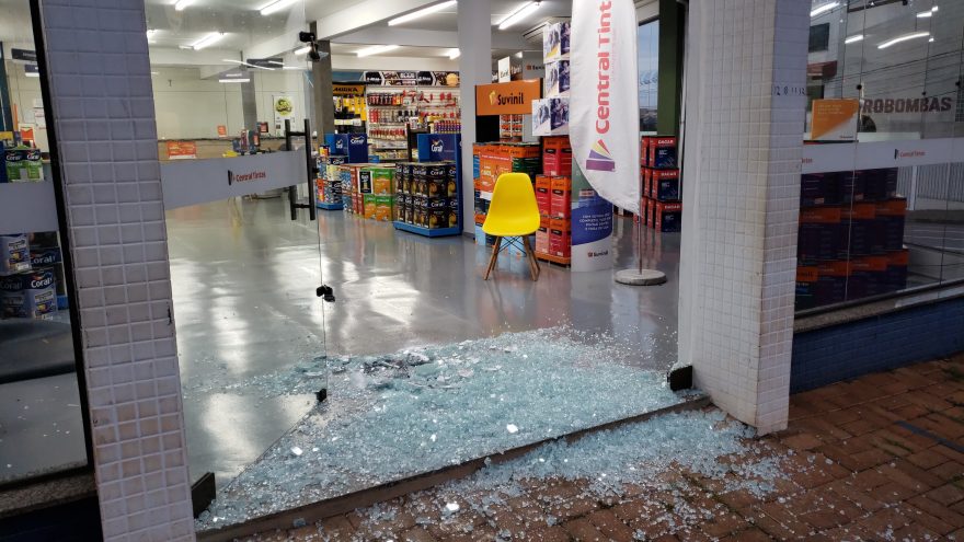 Loja de tintas é arrombada por ladrões durante a madrugada