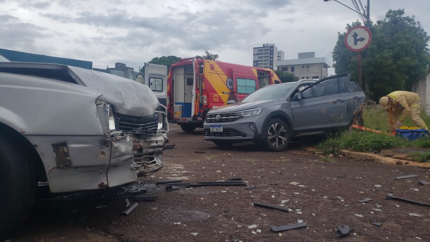 Forte colisão entre Monza e Nivus é registrada no Parque São Paulo